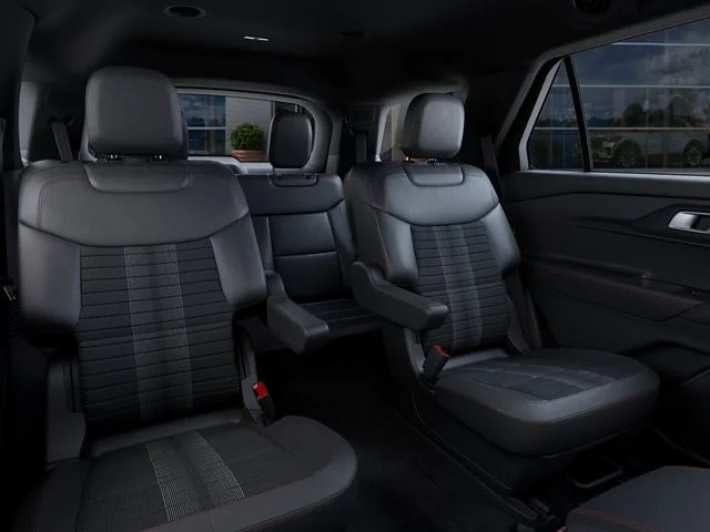 New 2027 Star White Metallic Tri-Coat Ford ST-Line image 11