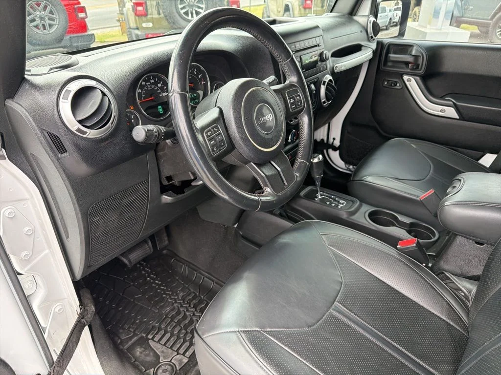 Used 2015 White Jeep Unlimited Sahara image 27