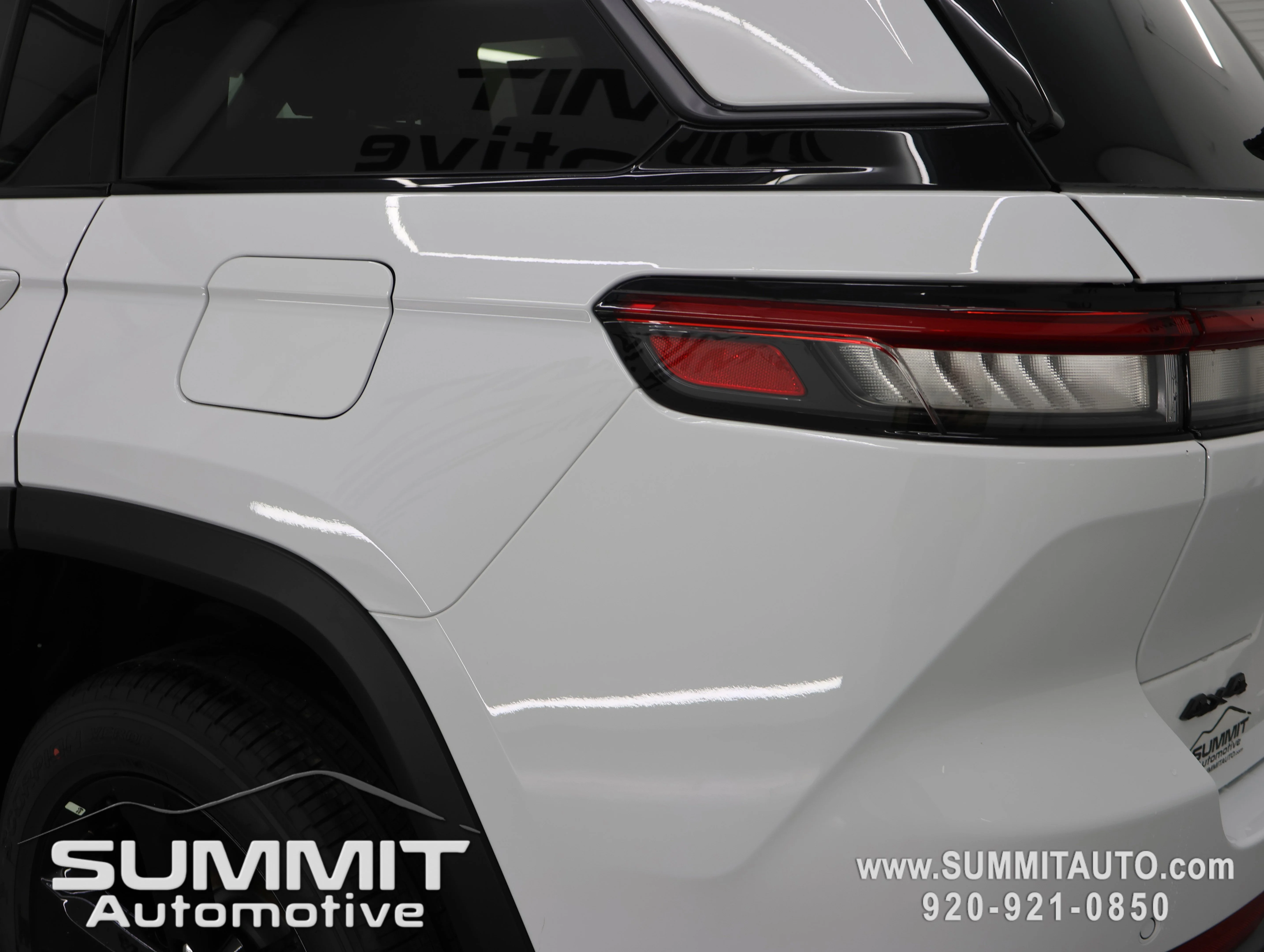 New 2026 Bright White Clear-Coat Exterior Paint Jeep Limited image 32