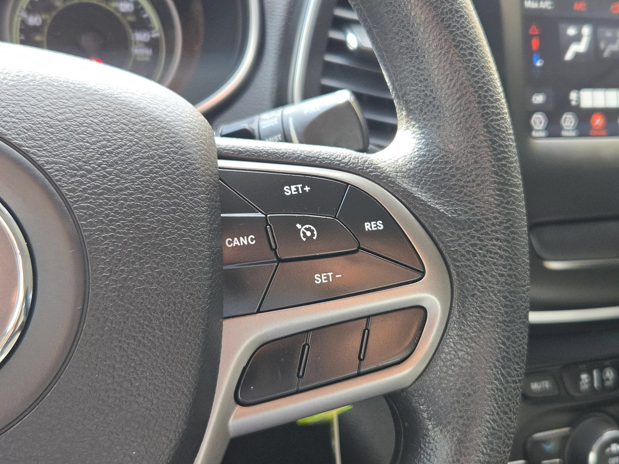 Used 2019 Diamond Black Crystal Pearlcoat Jeep Latitude image 21