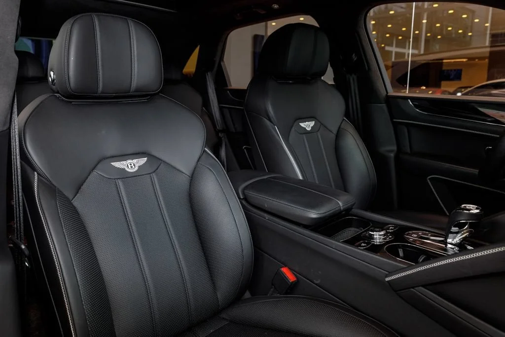 Used 2023 White Bentley V8 image 18