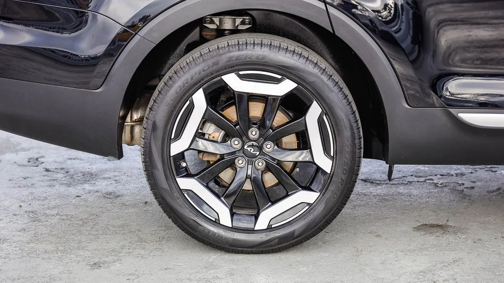 Used 2025 Black Kia S image 12