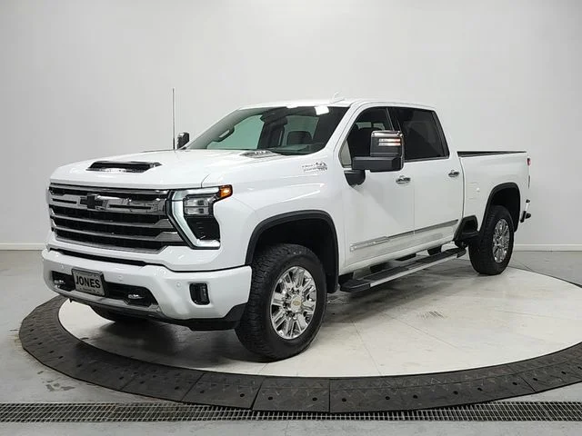 Used 2024 White Chevrolet High Country image 3