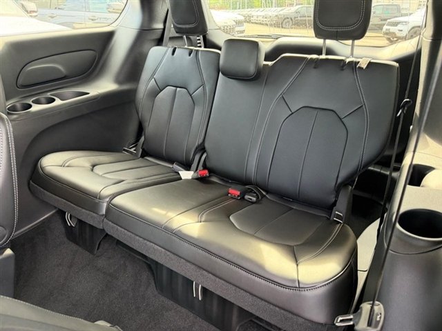 New 2027 Diamond Black Crystal Pearl-Coat Paint Chrysler Select image 9