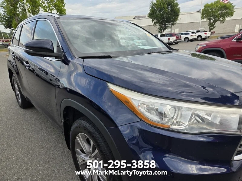 Used 2015 BLUE TOYOTA AWD 4DR V6 XLE image 3
