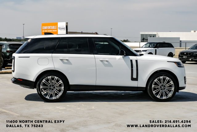 Used 2024  Land Rover SE image 5