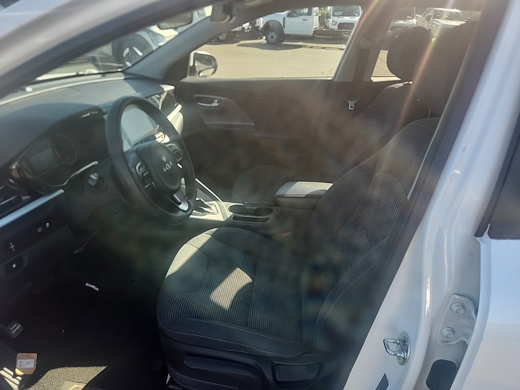 Used 2022 White Kia LX image 19