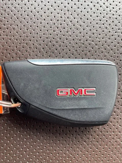 Used 2025 Silver GMC Denali image 17