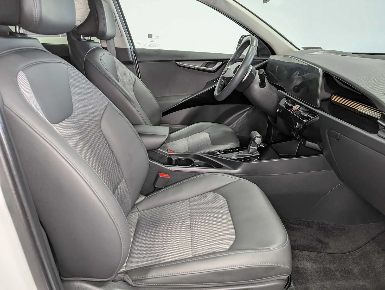 Used 2024 Snow White Pearl Kia EX image 41