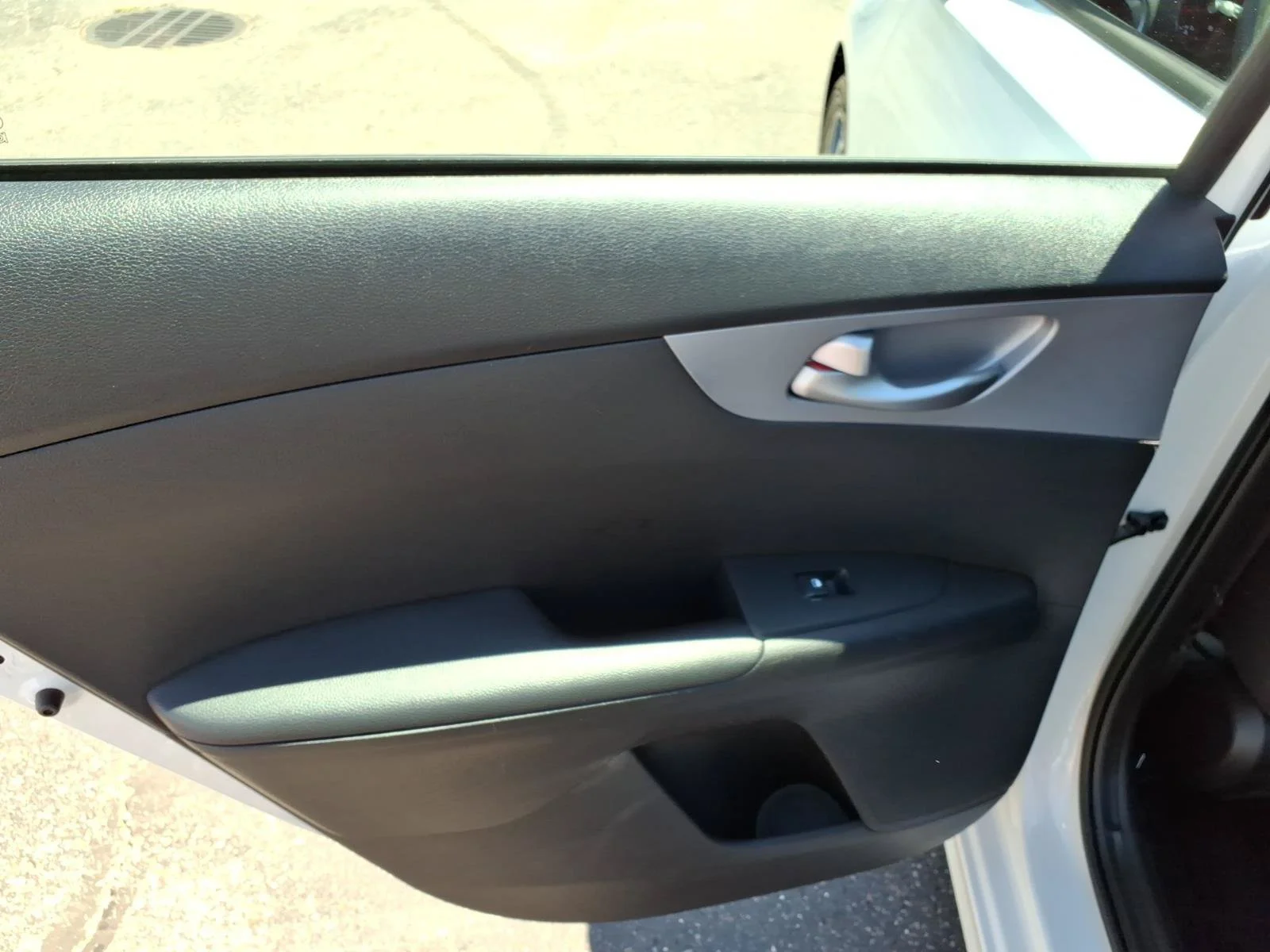Used 2023 Snow White Pearl Kia LXS image 8