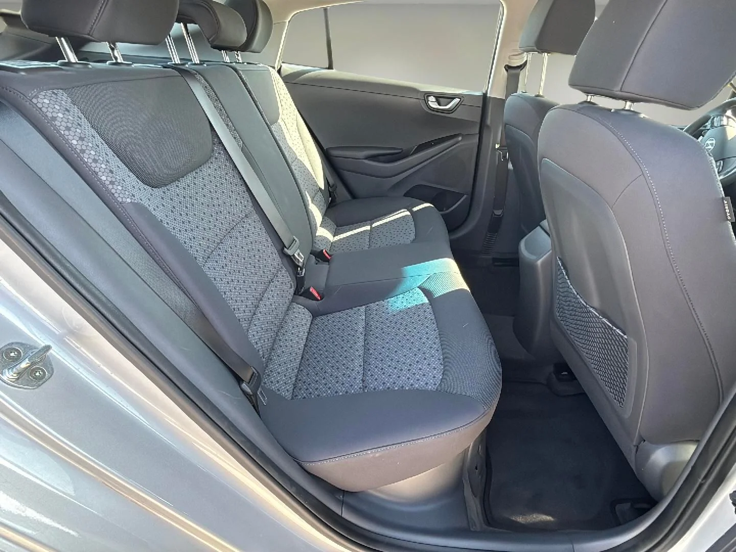 Used 2018 Silver Hyundai Blue image 11