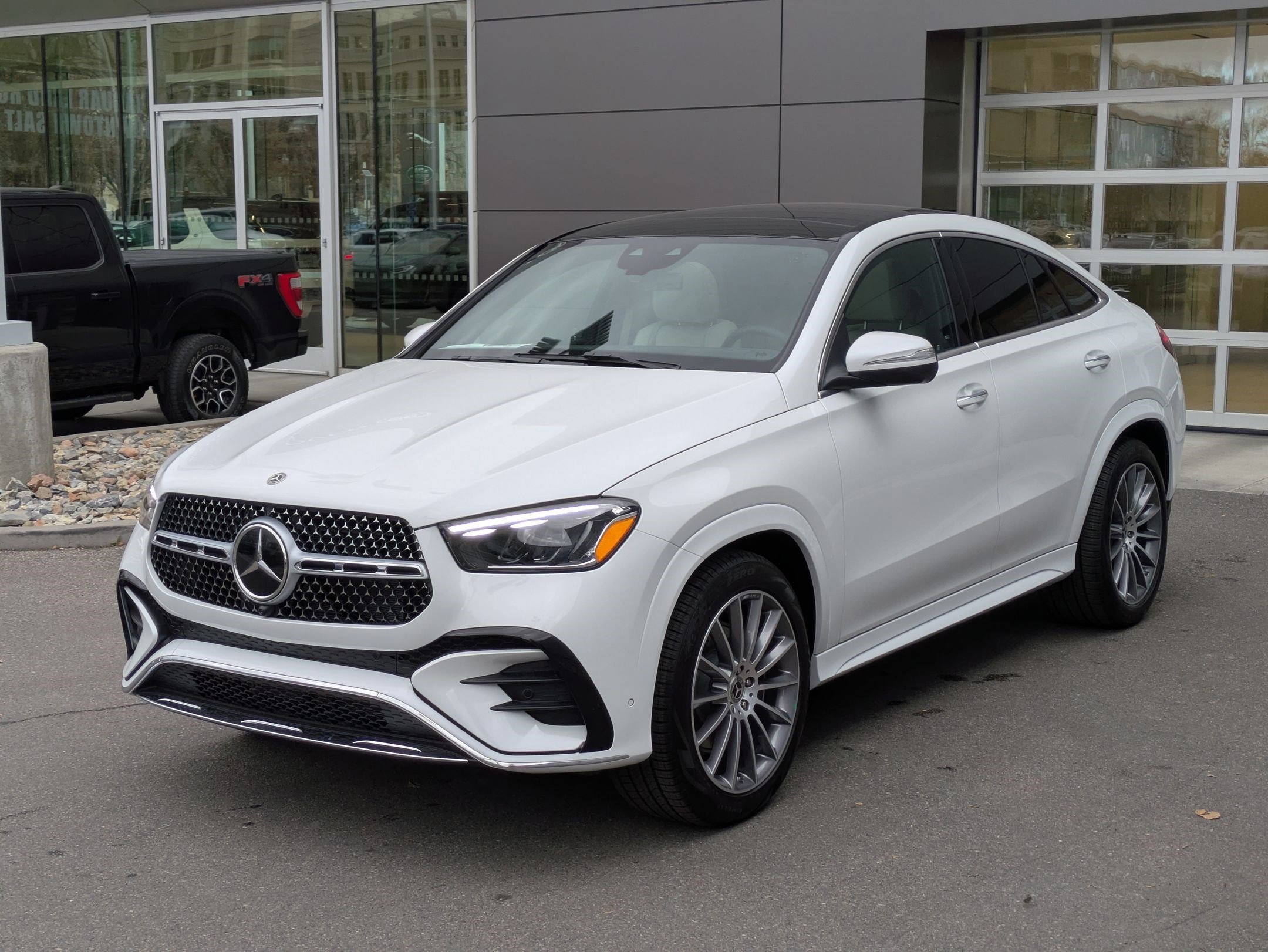 New 2026 MANUFAKTUR Moonlight White Metallic Mercedes-Benz GLE 450 image 25
