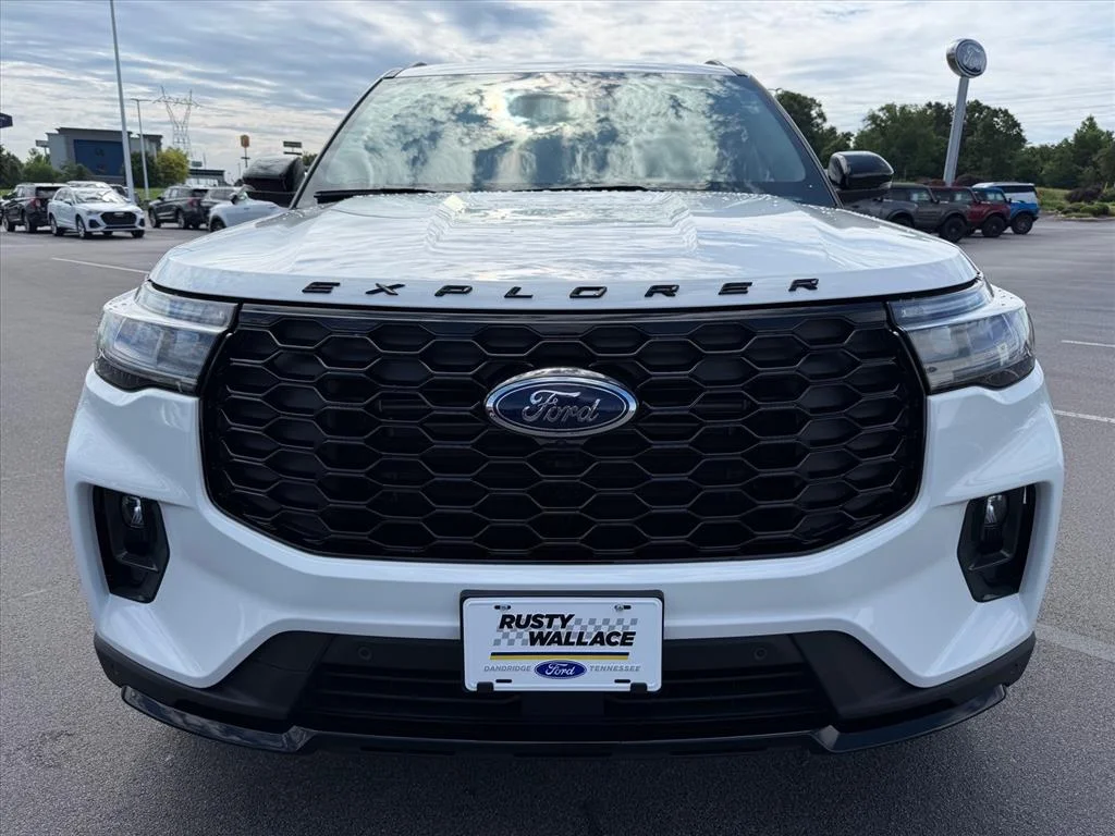 New 2026 Star White Metallic Tri-Coat Ford ST-Line image 2