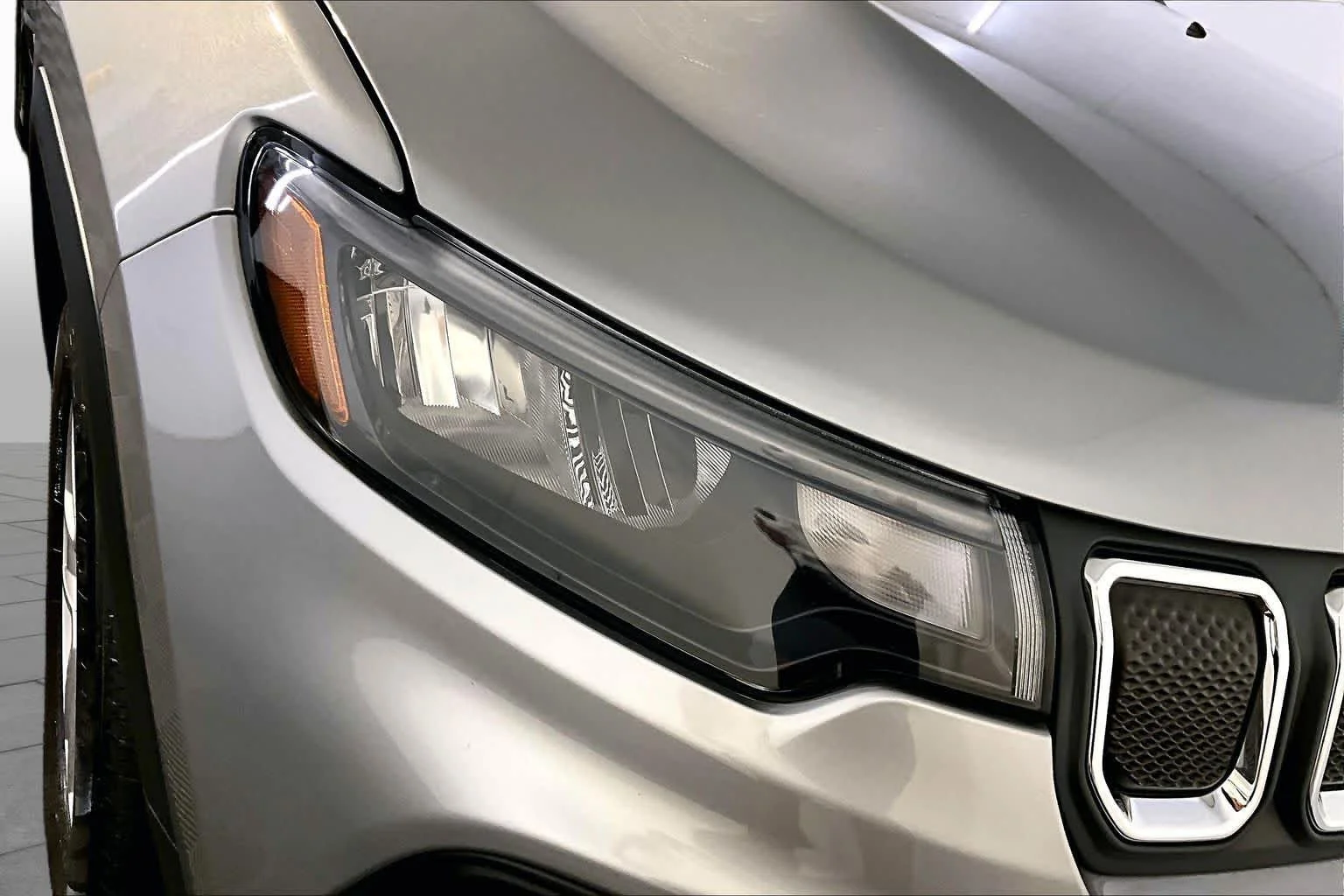Used 2022 Billet Silver Metallic Clearcoat Jeep Latitude image 27