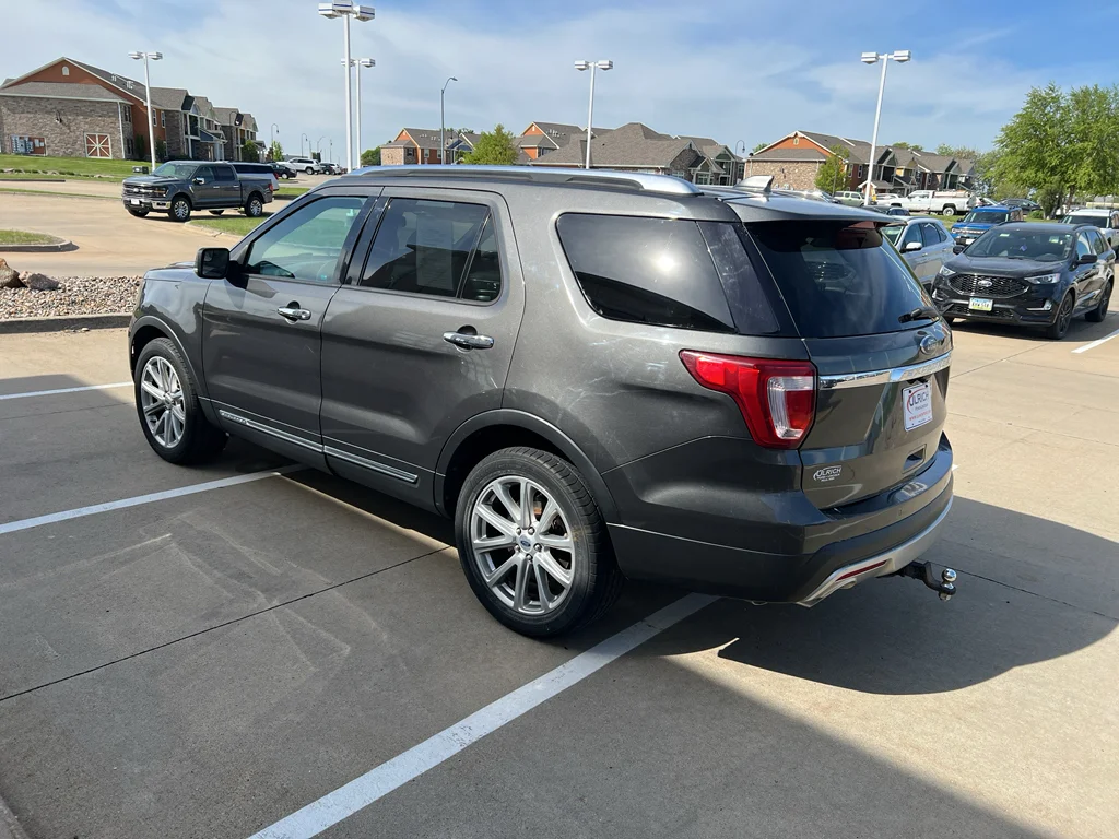 Used 2016 Magnetic Metallic Ford Limited image 6