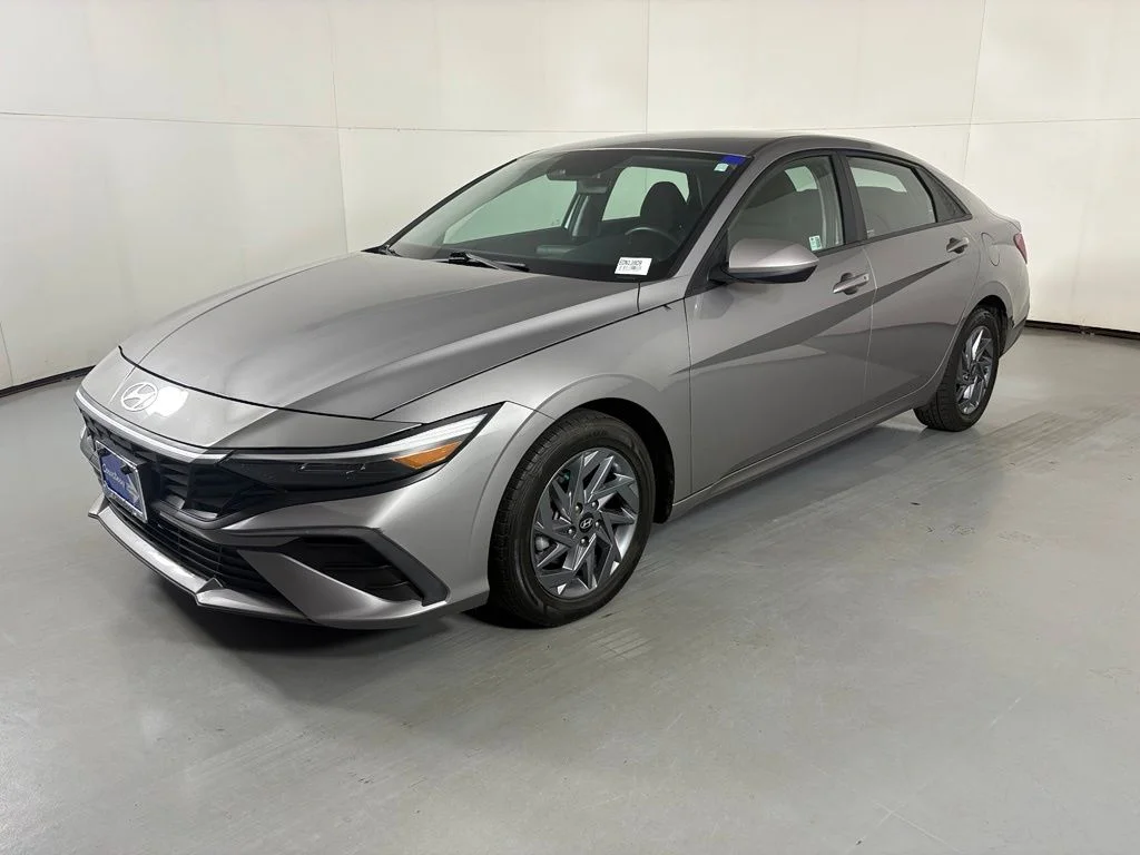 Used 2024 Silver Hyundai SEL image 5
