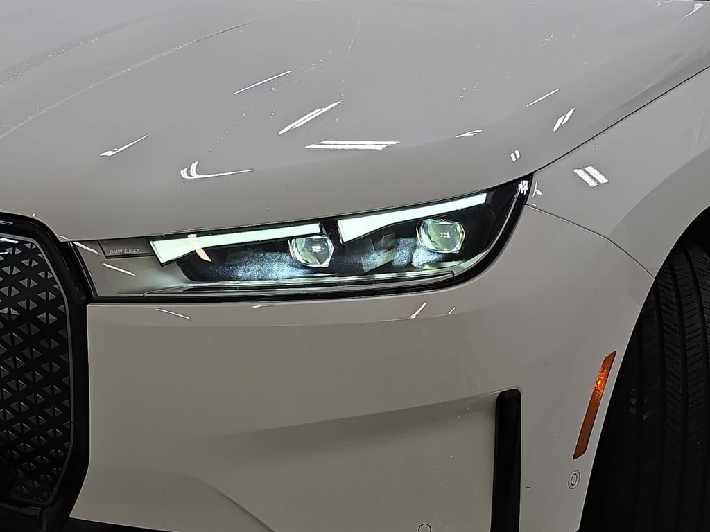 Used 2024 Alpine White BMW xDrive50 image 31