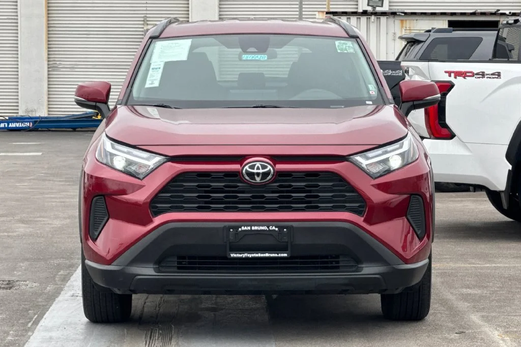 Used 2025 Pearl Toyota XLE image 9