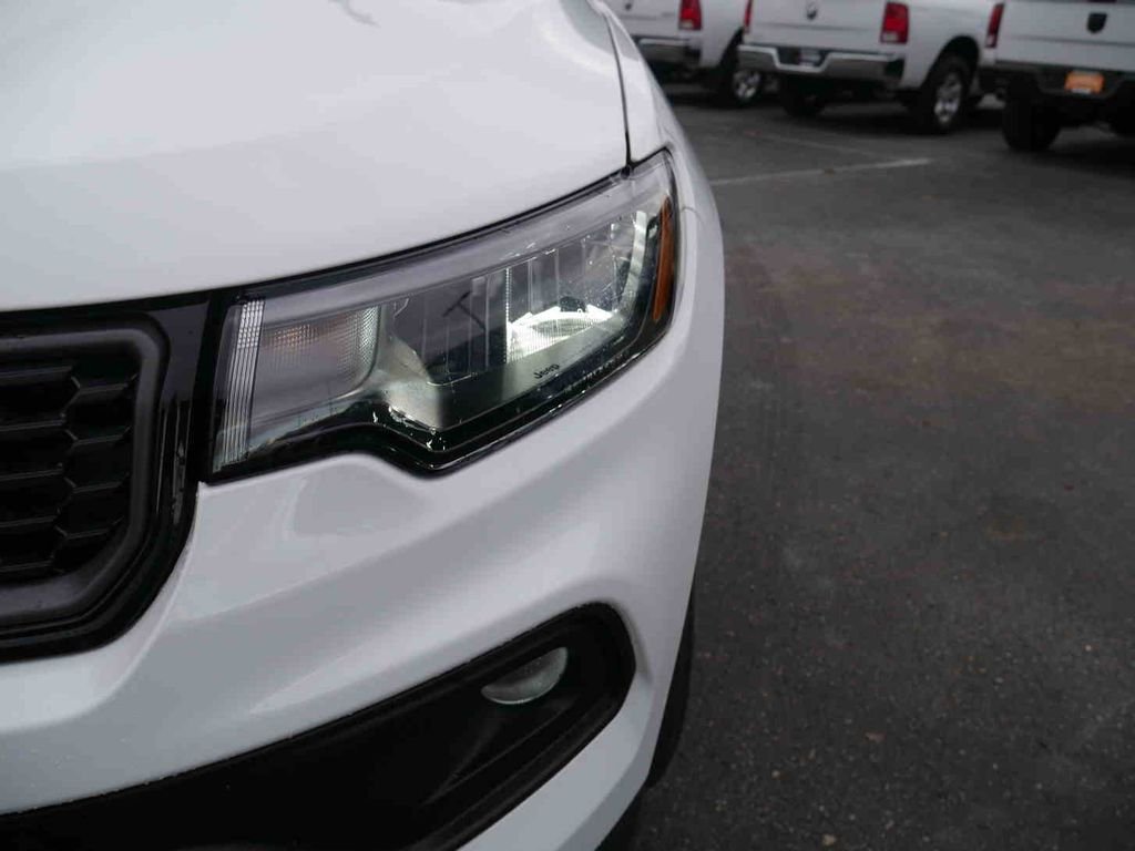 New 2026 Bright White Clearcoat Jeep Latitude image 24