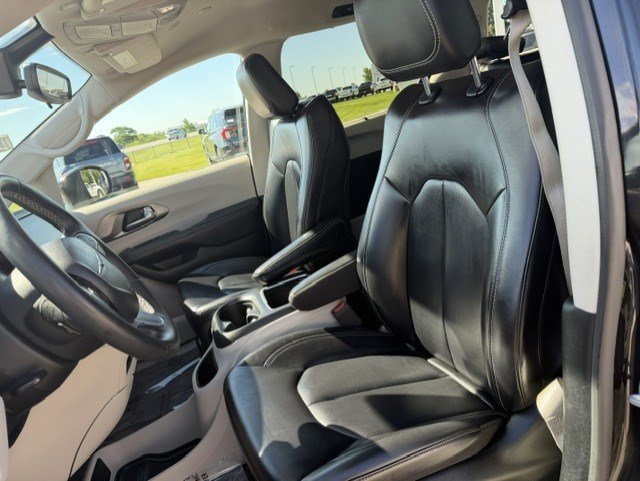 Used 2023 Brilliant Black Crystal Pearlcoat Chrysler Touring L image 11