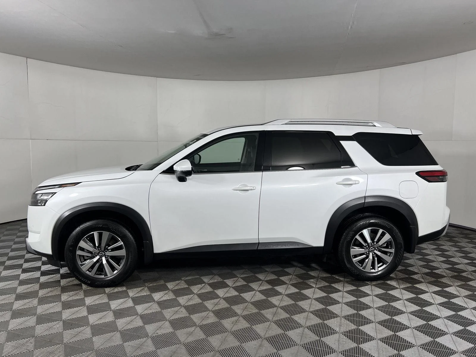 Used 2025 Everest White Pearl Tricoat Nissan SL image 5