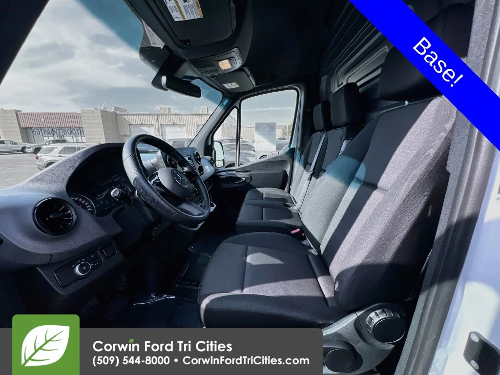 Used 2025 Arctic White Mercedes-Benz Cargo 170 WB image 21