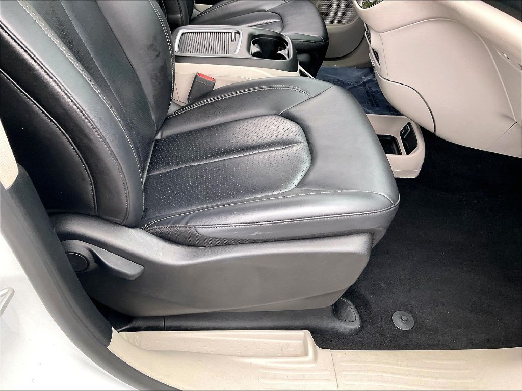 Used 2024 Bright White Clearcoat Chrysler Select image 35