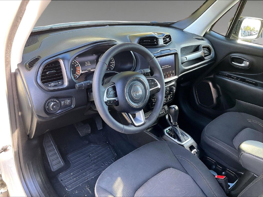 Used 2023 White Jeep Latitude image 8