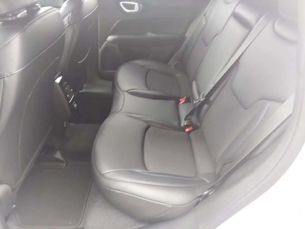 New 2026 Silver Zynith Metallic Clearcoat Jeep Latitude image 40