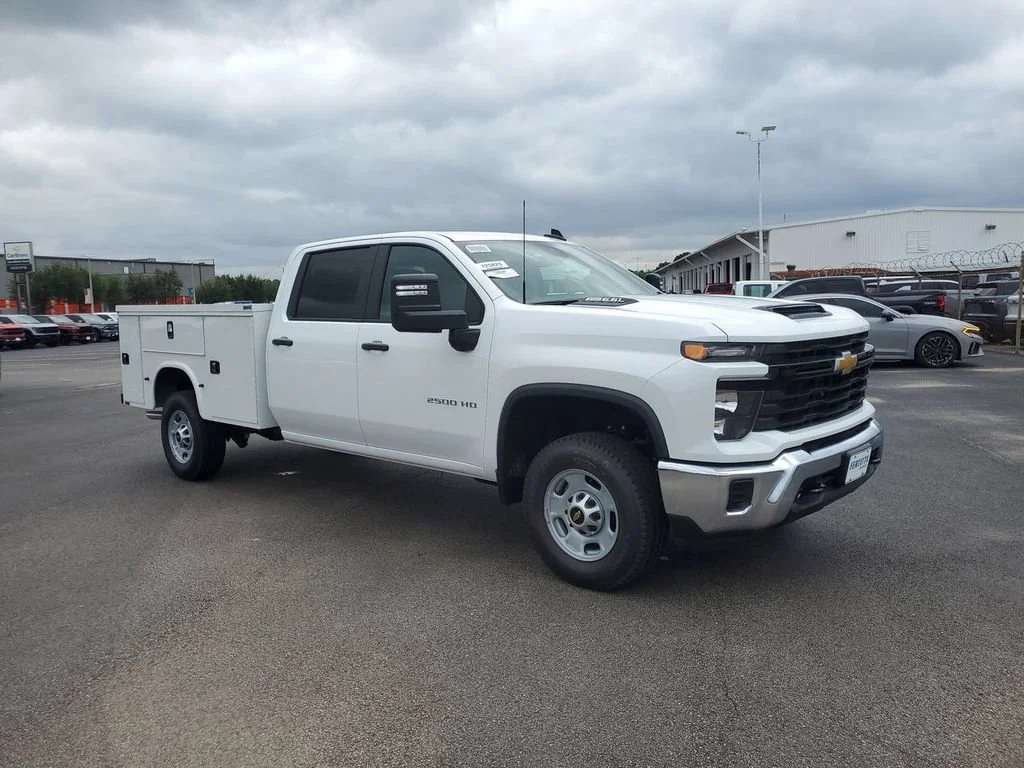 New 2026 Summit White Chevrolet WT image 23
