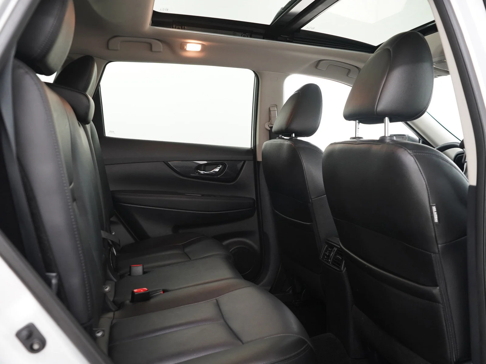 Used 2018 Brilliant Silver Nissan SL image 14