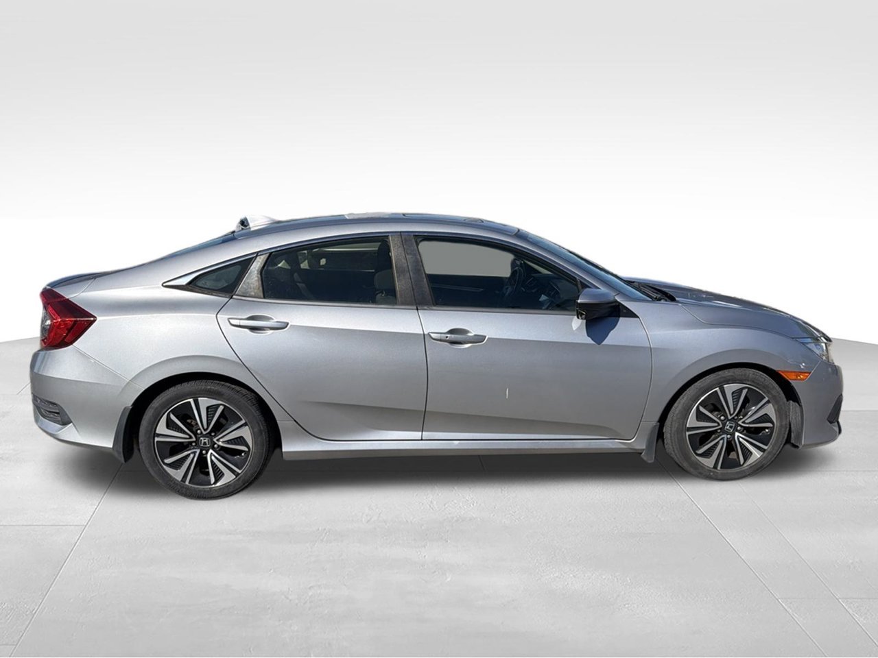 Used 2018 Silver Honda EX-T image 4