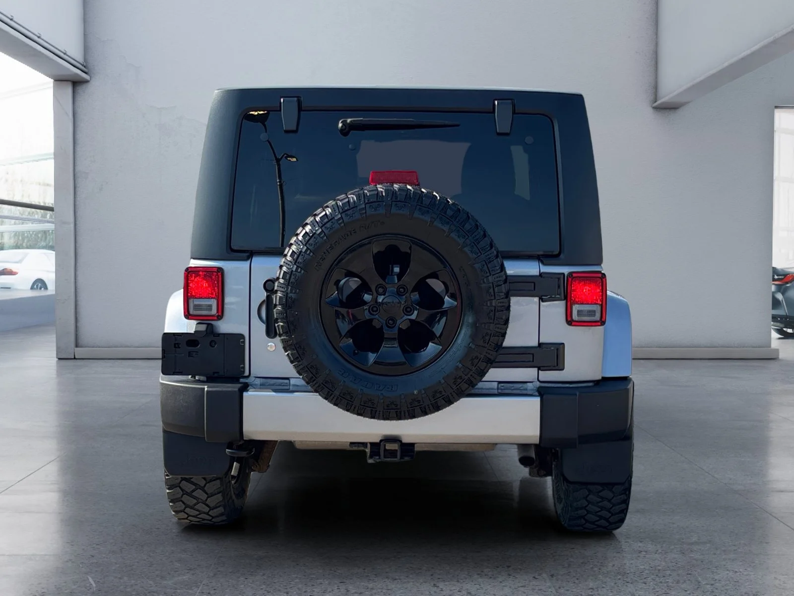 Used 2016 Silver Jeep Sahara image 4