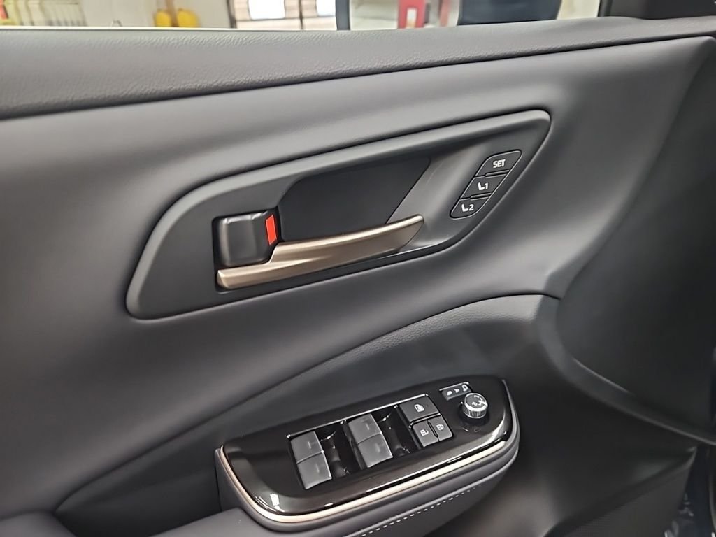 2025 Toyota Crown Signia XLE - Photo 14