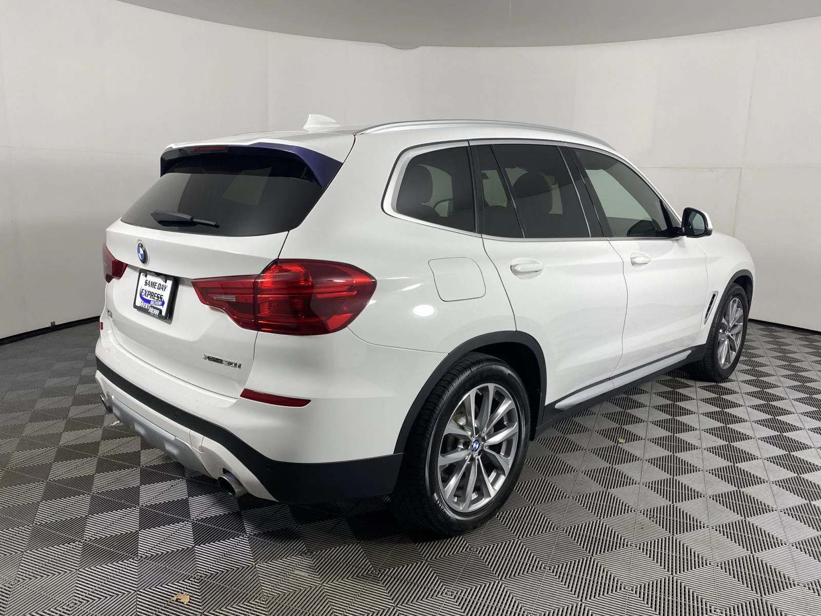 Used 2018 Alpine White BMW xDrive30i image 5