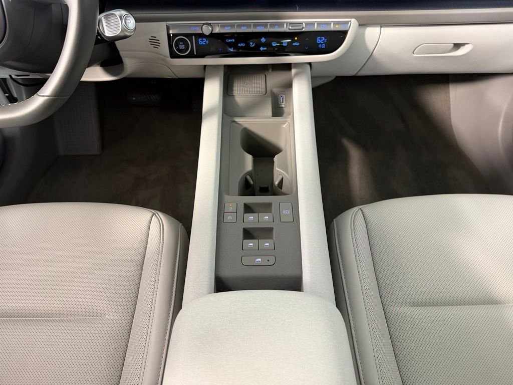 Used 2025 White Hyundai SEL image 21