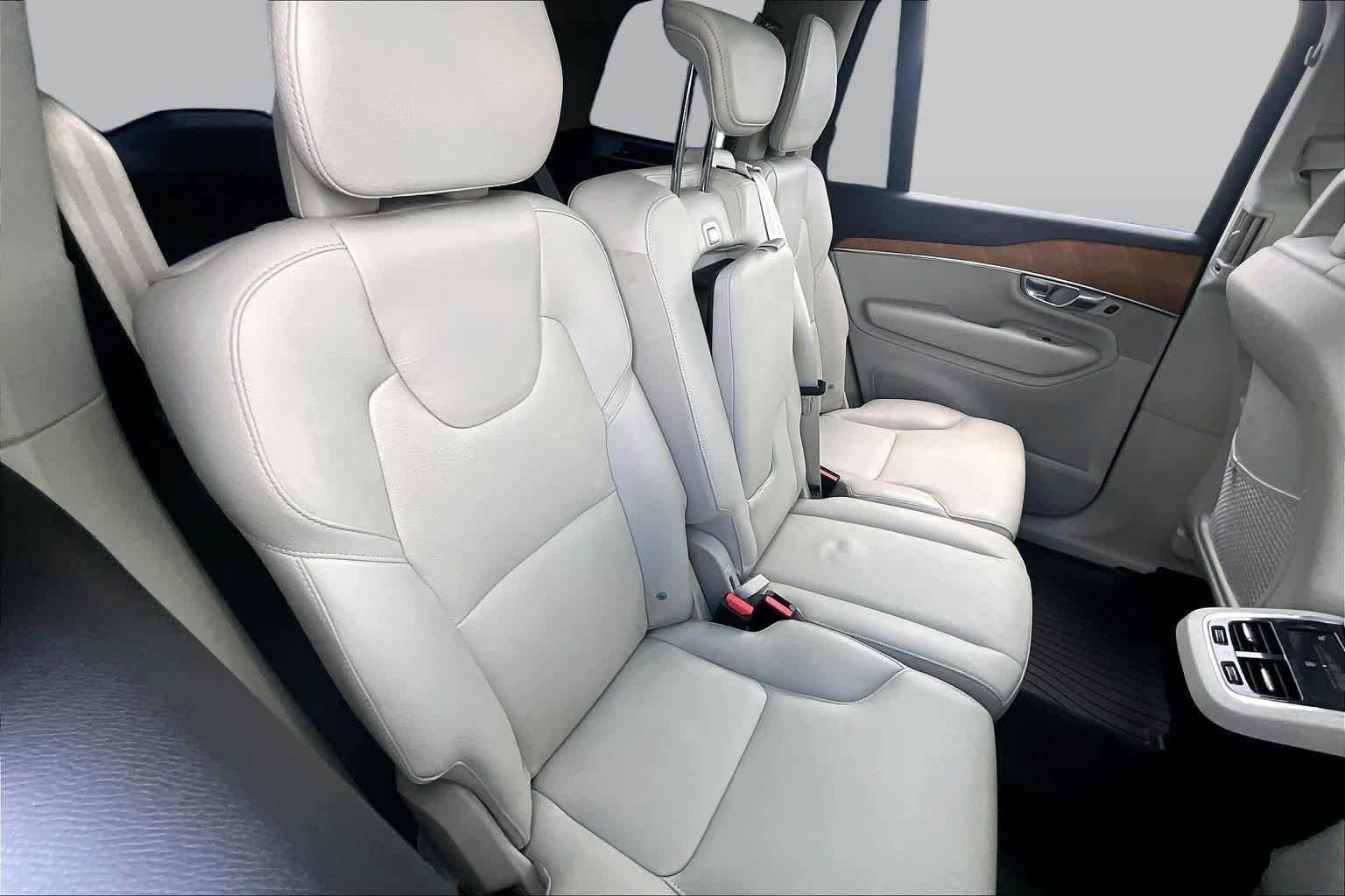 Used 2022 Onyx Black Metallic Volvo Momentum image 18
