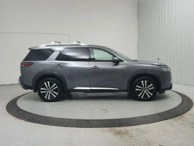 Used 2024 Gray Nissan Platinum image 9
