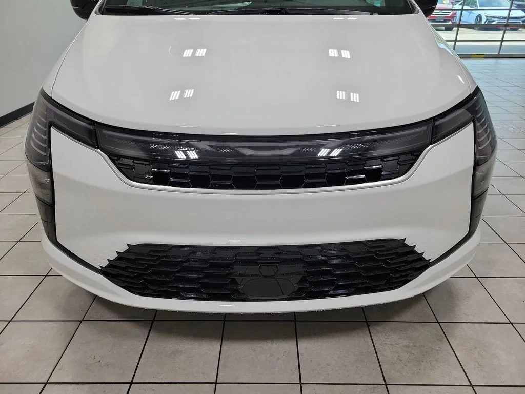 New 2027 Bright White Clear-Coat Exterior Paint Chrysler Select image 23