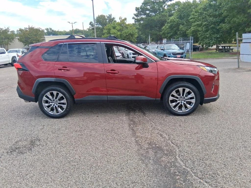 Used 2022 Red Toyota XLE Premium image 4