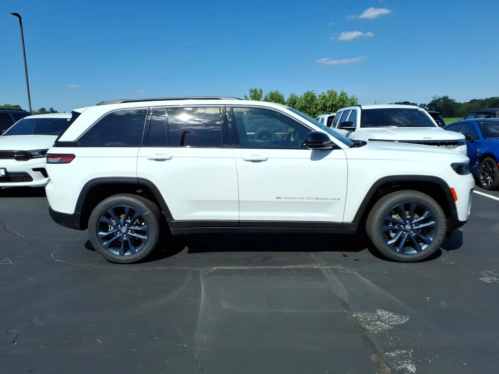 New 2026 Bright White Clear-Coat Exterior Paint Jeep  image 18