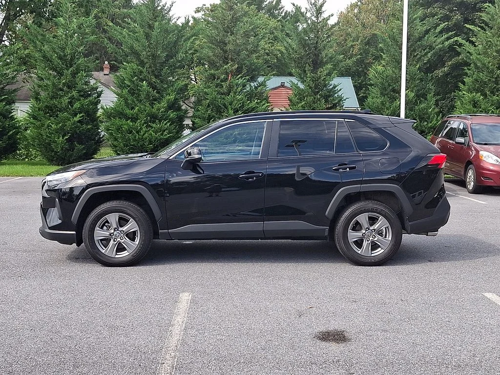 2025 Toyota RAV4 XLE - Photo 7