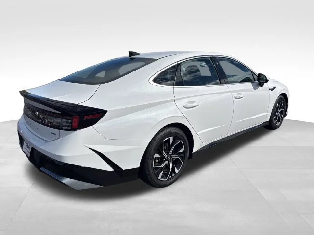 Used 2024 White Hyundai SEL image 6