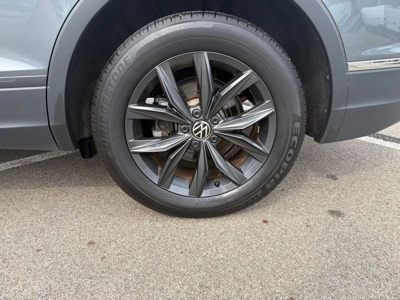 Certified Used 2024  Volkswagen 2.0T SE image 40