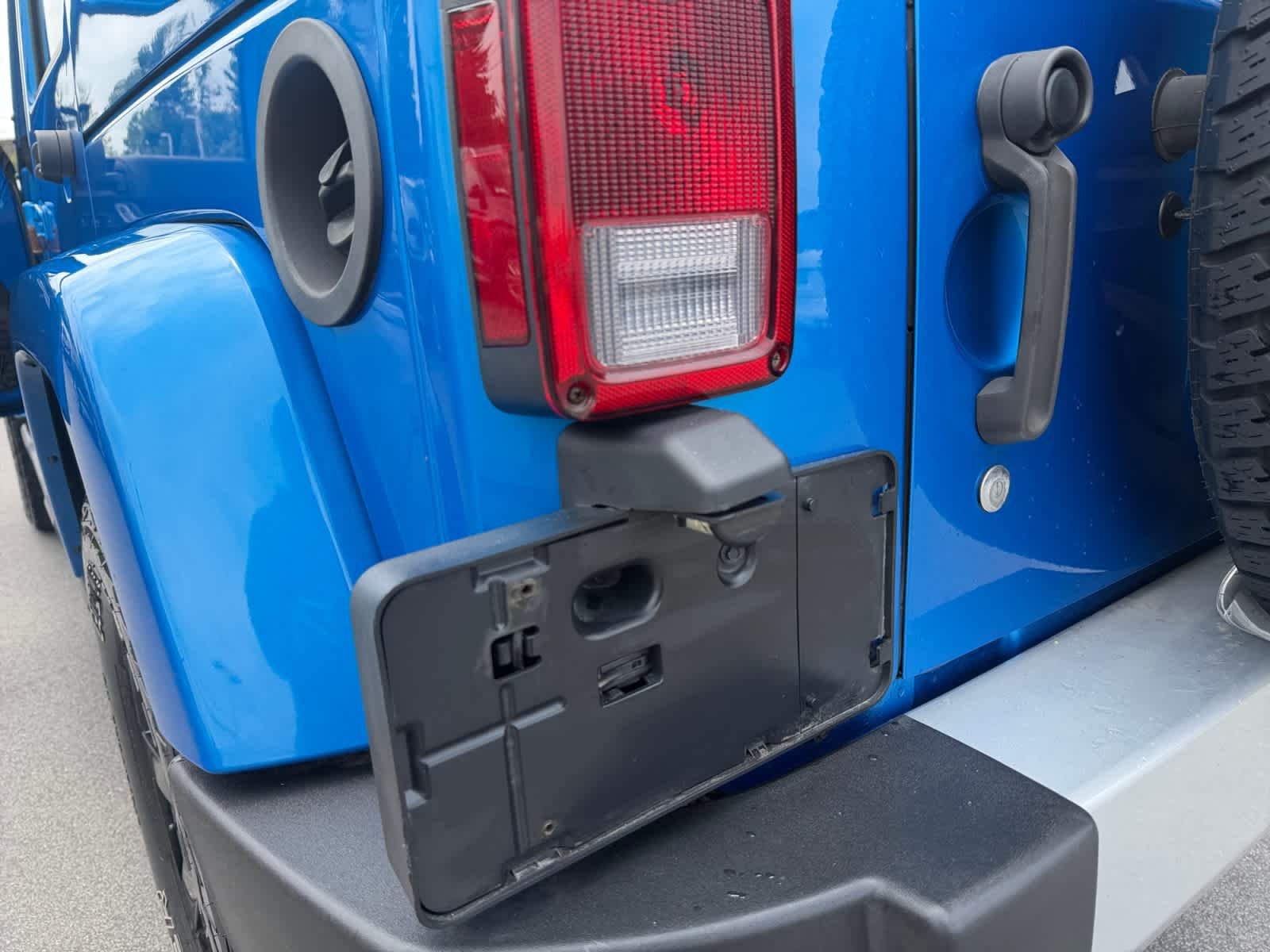 Used 2015 Hydro Blue Pearl Coat Jeep Sahara image 24