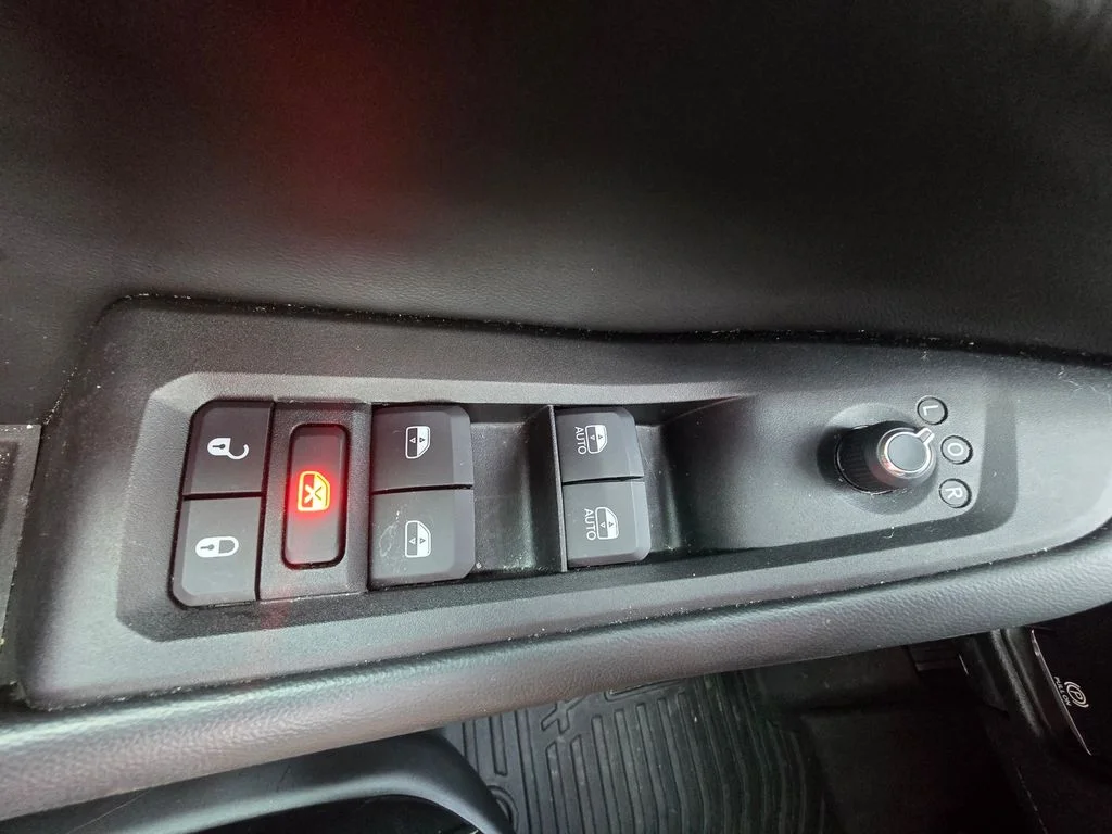 Used 2024 Gray Jeep Altitude image 22