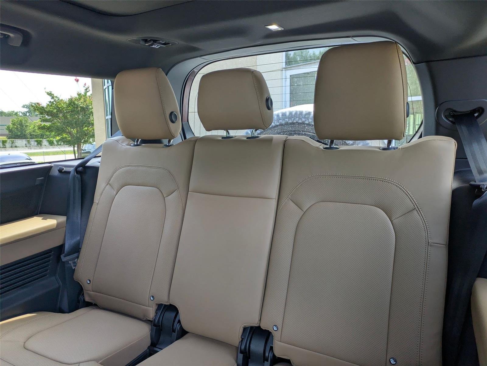 New 2026 Sedona Red Metallic Land Rover S image 31