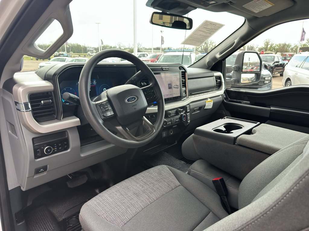 Used 2025 Oxford White Ford XLT image 13