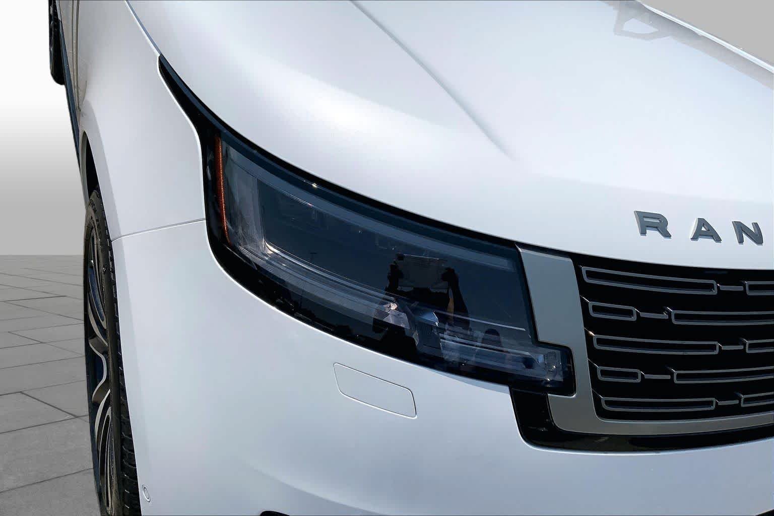New 2026 Ostuni Pearl White Land Rover SE image 13