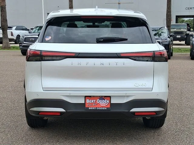 New 2027 RADIANT WHITE INFINITI Pure FWD image 5